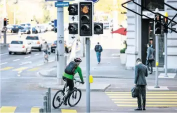  ?? KEYSTONE ?? Bei einem mehrjährig­en Versuch in Basel hat sich die neue Regel für Velofahrer bewährt.