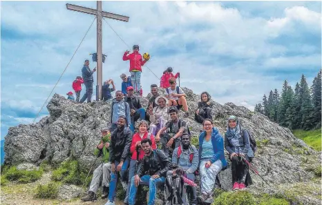  ?? FOTO: SABINE PROLL ?? Oben angekommen freuen sich alle über die Aussicht vom Gipfel des Mittags.