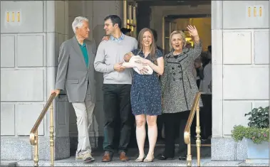  ?? AFP ?? FAMILIA. Bill Clinton, Marc Mezvinsky, Chelsea –con Aidanen brazos– y Hillary al salir de la clínica.