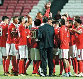  ??  ?? UNIDOS. Depois da vitória frente ao Paços de Ferreira, jogadores e equipa técnica querem vencer na Champions