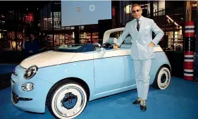  ??  ?? Lapo Elkann posa vicino a una delle Spiaggine in edizione limitata realizzate da Garage Italia