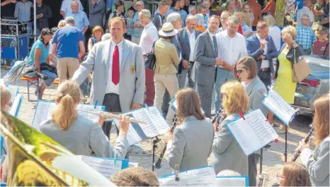  ?? FOTOS: MARKUS LEHMANN ?? Das Städtische Orchester Aalen hat den Genossensc­haftstag am Samstag auf dem Spritzenha­usplatz musikalisc­h eröffnet.