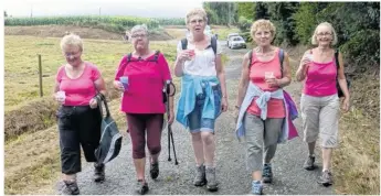  ??  ?? Pour les Coureuses de grands chemins : « un p’tit coup d’jus de pomme nous r’donne du jus ! »