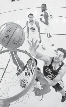  ?? Marcio Jose Sanchez Associated Press ?? WARRIORS FORWARD Draymond Green gets inside position against the Spurs’ Pau Gasol during the first half, when Golden State built a 30-point lead.