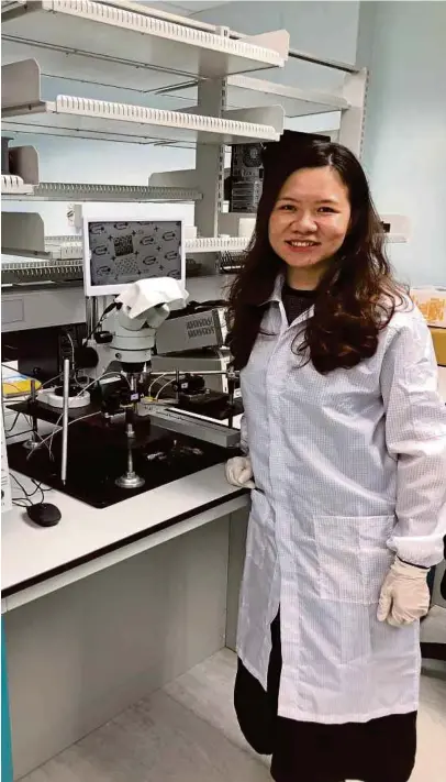  ??  ?? Universiti Sains Malaysia senior lecturer Dr Lim Way Foong is working on a research on violet lightemitt­ing diode, which can minimise health problems that are associated with blue light.