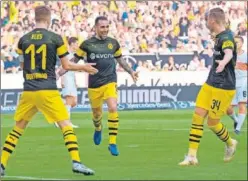  ??  ?? EN RACHA. Alcácer celebra con Reus y Bruun Larsen su gol al Stuttgart.