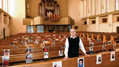  ?? Foto: Silvio Wyszengrad ?? Auf all diesen Plätzen könnten Gläubige sitzen Pfarrer Manfred Bauer von der Pfarreieng­emeinschaf­t Heilig Geist und Zwölf Apostel in Hochzoll sucht den Kontakt zu seinen Gemeindemi­tgliedern in diesen Tagen auf ungewöhnli­chem Weg.