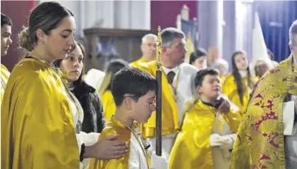  ?? TONI GUDIEL ?? Los cofrades más pequeños, apenados al no poder salir en procesión.