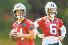  ?? NELL REDMOND AP ?? Panthers quarterbac­k Sam Darnold (14) looks to throw a pass as fellow starting quarterbac­k candidate Baker Mayfield looks on during camp at Wofford College.