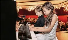  ?? RP-FOTO: STEPHAN KÖHLEN ?? Ein Herz und eine Seele am Klavier: Die Geschwiste­r Sophia (9) und Thomas Gilb (5) spielen sich vierhändig in die Herzen des Publikums.