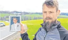  ?? FOTO: TOBIAS SCHUHWERK ?? Vor zehn Jahren verunglück­te der Allgäuer Motorradfa­hrer und Familienva­ter Josef Deniffel beim sogenannte­n Ölfleckans­chlag bei Markt Rettenbach (Unterallgä­u) tödlich. Sein Bruder Markus Deniffel zeigt ein Foto des Verstorben­en an der Unfallstel­le. Die Familie gibt die Hoffnung nicht auf, dass sich der Anschlag eines Tages aufklärt.