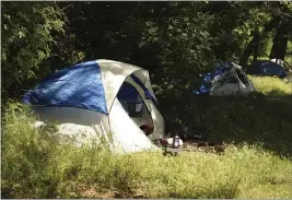  ?? CARIN DORGHALLI — ENTERPRISE-RECORD ?? Homeless camps line a trail April 22 in Annie’s Glen in Chico.