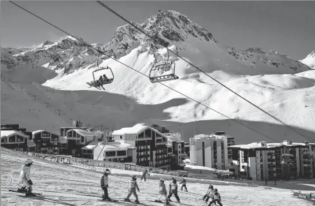  ?? JEFF PACHOUD / AGENCE FRANCE-PRESSE ?? Children have skiing lessons in the Tignes resort in the French Alps on Jan 23.