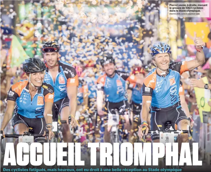  ??  ?? Pierre Lavoie, à droite, menant le groupe de 1060 cyclistes dans le Stade olympique.