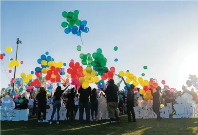  ?? Mark Mulligan / Staff photograph­er ?? Family and friends of Porsha Branch, who was killed in a crash along with her three children, release balloons at a vigil in Spring.