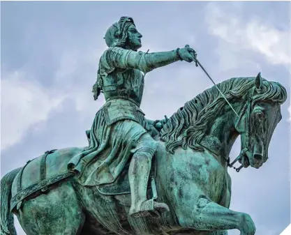  ??  ?? A la derecha, la estatua ecuestre de Juana de Arco en el corazón de la Plaza de Martroi, en Orléans. Abajo a la derecha, Carlos VII el Victorioso. El monarca francés fue coronado gracias al genio militar de Juana de Arco.