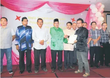  ??  ?? Ahmad Lai ( fourth left) hands out the certificat­e of appreciati­on to a representa­tive of Subis District Council, Kadir Jailani Jamaluddin at the dinner.