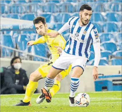  ?? FOTO: UNCITI ?? Merino se escapa de Trigueros en el partido de Anoeta.
Hace apenas dos meses que Real y Villarreal se vieron las caras