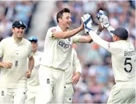  ??  ?? England celebrates the wicket of Virat Kohli