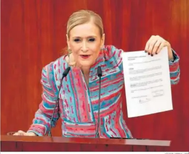  ?? VÍCTOR LERENA / EFE ?? Cristina Cifuentes, en un Pleno extraordin­ario de la Asamblea de Madrid, defiende su inocencia en el caso Máster.