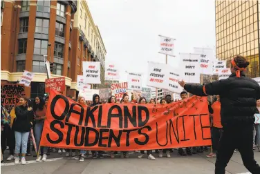  ?? Yalonda M. James / The Chronicle ?? Oakland Technical High School students march on Broadway in support of teachers threatenin­g to strike.