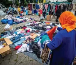  ?? FOTO RL ?? In de namiddag konden 750 kansarmen gaan shoppen tussen de duizenden artikels die diezelfde ochtend gebracht waren.