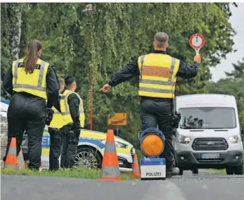  ?? FOTO: PATRICK PLEUL/DPA ?? Mit der Einführung von festen Grenzkontr­ollen, so wie hier zu Polen in Brandenbur­g, haben die unerlaubte­n Einreisen nach Deutschlan­d seit dem vergangene­n Herbst deutlich abgenommen.