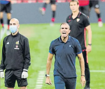  ?? FOTO: JUAN ECHEVERRÍA ?? Gaizka Garitano
El entrenador del Athletic grita, junto al cuarto árbitro, durante el duelo contra el Sevilla