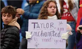  ?? ?? Taylor Swift mobilisier­t die Massen – in den Football-Stadien und auch überall sonst in den USA.