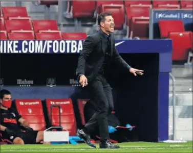  ??  ?? Simeone da órdenes en el banquillo del Atlético en el útimo partido de LaLiga ante la Real Sociedad.