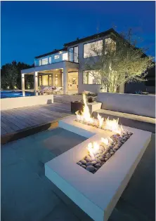  ??  ?? A stylish poolside fire pit created by Concrete Wave illuminate­s this San Clemente, California, home.