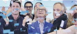  ?? THE CANADIAN PRESS/AP, Mark Lennihan ?? DavidsTea co-founders David (left) and Herschel Segal (centre) celebrate the company’s IPO in 2015.