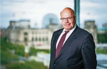  ??  ?? Kanzleramt­sminister Peter Altmaier (59) in seinem Büro mit Blick auf das Reichstags­gebäude.