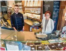  ?? Fotos: Rudi Penk ?? Süße Köstlichke­iten gibt es weiterhin im Café am Markt: Der neue Inhaber Konditorme­ister Jens Schiele mit der früheren Besitzerin Claudia Kristek.