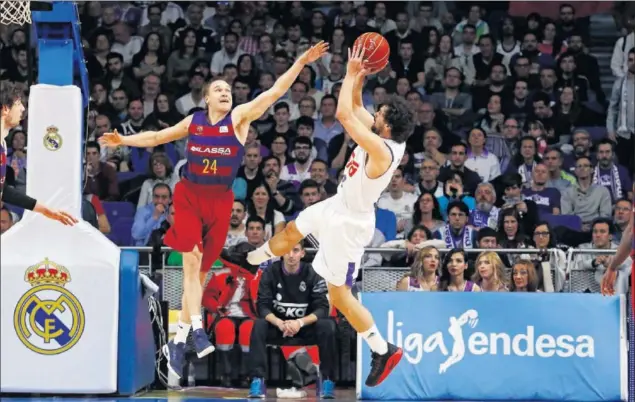  ??  ?? LA CANASTA GANADORA. Sergio Llull recibió de Rudy tras un saque que se complicó, entró por la derecha y, ante la defensa de Oleson, dio un pasito atrás y la metió limpia.