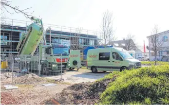  ?? FOTO: RWE ?? An die Stelle des begrünten Erdhaufens treten bei der Kita in der Hügelstraß­e demnächst die Außenanlag­en.