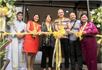  ??  ?? GRAND OPENING. (From L-R) Holy Family Parish Priest Fr. Aries Dela Cruz, BOF President Teresa David Carlos, President, Macabebe Mayor Annette Balgan, Vice Mayor Vince Flores, BOF Executive Vice President Jaime P. Panganiban, and Senior Executive Vice President Susan David Nunga lead BOF’s grand opening in Macabebe, Pampanga.