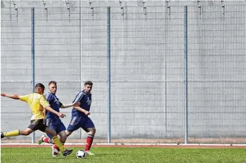  ?? Foto: Carsten Kobow ?? Fußball verbindet: In der JVA Neuburg Herrenwört­h fand am vergangene­n Samstag das Turnier um den Sepp Herberger Pokal statt.