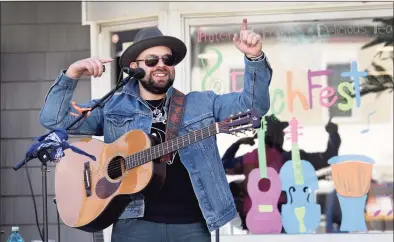  ?? Carol Kaliff / For Hearst Connecticu­t Media ?? Musician Frank Viele performs in front of Seaside Nutrition on Naugatuck Avenue in Milford on Saturday.