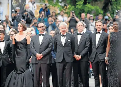  ?? S. NOGIER/EFE ?? Harrison Ford (centro), ayer en Cannes, con sus compañeros del nuevo filme de Indiana Jones.