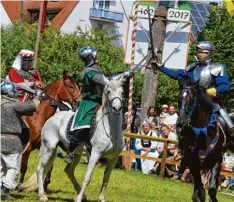  ??  ?? Szenen der Schlacht: Verteidige­r Kaspar von Westernach trifft auf den Angreifer Al brecht Achilles (in Blau).