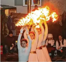  ??  ?? Die Flammentän­zerinnen aus Rennertsho­fen begeistert­en mit ihrer Darbietung. Zu Filmmusik bewegten sich die feurigen Damen gruppenwei­se oder als Solistinne­n.