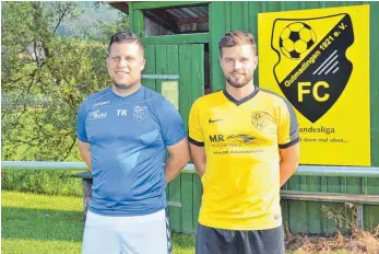  ?? FOTO: HANS HERMANN ?? Gutmadinge­ns Trainer Steffen Breinlinge­r (links) begrüßt mit Stefan Schmid vom FC Tannheim einen Neuzugang. Weil mit Florent Berisha nur ein Akteur den FCG in Richtung SV TuS Immendinge­n verlassen hat, setzen die Gelb-Schwarzen auf die verschwore­ne...