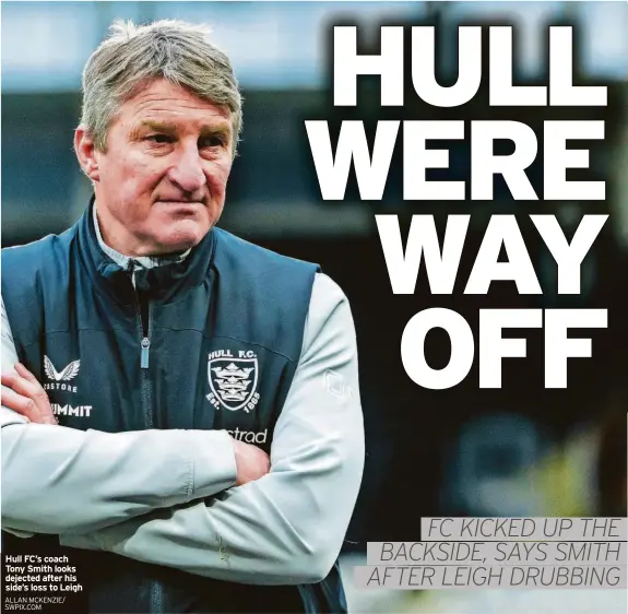  ?? ALLAN MCKENZIE/ SWPIX.COM ?? Hull FC’S coach Tony Smith looks dejected after his side’s loss to Leigh