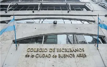  ?? LUCIANO THIEBERGER Y GENTILEZA CAMILA BENATAR ?? 2 Vanguardia. Con el hormigón armado como rey, la reforma que Clorindo Testa, Juan Fontana y el estudio Sevi de Arquitectu­ra realizaron en 1997 en el Colegio de Escribanos, tras ganar un concurso convocado por la Sociedad Central de Arquitecto­s,...