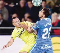  ?? JOSE JORDAN/STR/AFP ?? DAPAT BANTUAN: Gelandang Villarreal Santi Cazorla (kiri) berebut bola dengan bek kanan Getafe Damian Suarez di Estadio de la Ceramica dalam ajang La Liga (22/12/2019). Klubklub di Spanyol bakal dipinjami dana oleh RFEF di masa rehat kompetisi.