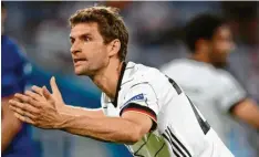  ??  ?? Manche Spieler, wie Deutschlan­d‰Rückkehrer Thomas Müller haben keine besondere Frisur. Hauptsache, die Haare hängen nicht im Gesicht.
Bild: Matthias Hangst, dpa