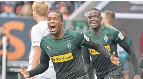  ?? FOTO: IMAGO ?? Torjubel in Augsburg: Borussia Mönchengla­dbachs Mittelstür­mer Alassane Plea feiert seinen Treffer.