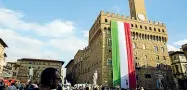  ??  ?? L’enorme tricolore issato su Palazzo Vecchio