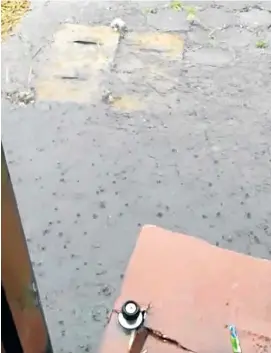  ?? Foto | Captura de video Sindesena | LA PATRIA ?? Sindesena grabó en junio del 2019 el movimiento de las aguas negras que se devolvían por una recámara del alcantaril­lado del Sena, lo que ocasionó inundacion­es en la portería de la entidad.